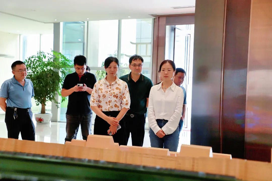 政企共融｜襄阳市高新区党工委常务副书记王岩一行莅临金年会体育
药业考察调研